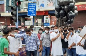 हाथरस पुलिस की कार्यशैली के विरोध में NSUI ने उड़ाए काले गुब्बारे, यूपी सरकार के खिलाफ की जमकर नारेबाजी