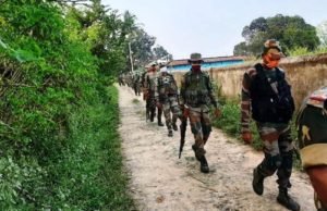 चुनावी सतर्कता- मरवाही के सरहदी इलाकों में एसपी ने टीम के साथ की कौम्बिंग गश्त