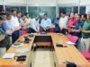 327 दिनों में ही 150 मिलियन टन माल ढुलाई की, रेलकर्मियों को प्रबंधक ने केक काटकर दी बधाई
