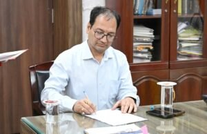 ट्रांसफर के बाद भी नई जगह पर प्रभार नहीं लेने वाले कर्मचारियों का वेतन काटने का निर्देश दिया कलेक्टर ने