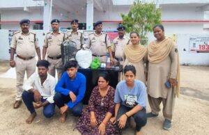 गांव में दहशत फैलाकर चला रही थी गांजा कारोबार, महिला समेत चार गिरफ्तार, ₹1.68 लाख की अवैध संपत्ति जब्त