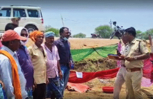 Chhattisgarh: खेत में काम कर रही बुजुर्ग महिला की कुदाली से वार कर हत्या, आरोपी हिरासत में