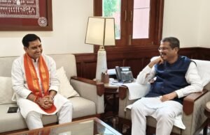 केंद्रीय मंत्री तोखन साहू की धर्मेंद्र प्रधान से शिक्षा व खेल सुविधाओं पर चर्चा