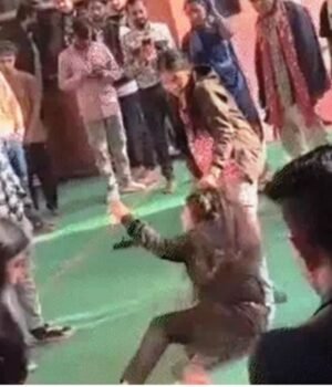 Chhattisgarh: मल्टीप्लेक्स के सामने भिड़ी स्टाफ की लड़कियां, दो बहनों की बेरहमी से पिटाई, FIR दर्ज