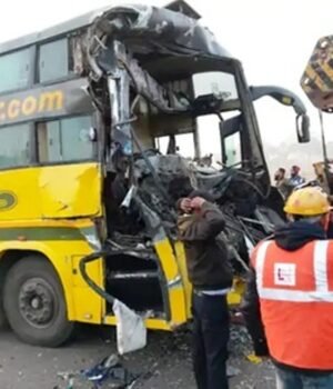 कोहरे में खड़े ट्रेलर से टकराई यात्री बस, 16 घायल, पांच की हालत गंभीर, बस चालक के दोनों पैर फ्रैक्चर