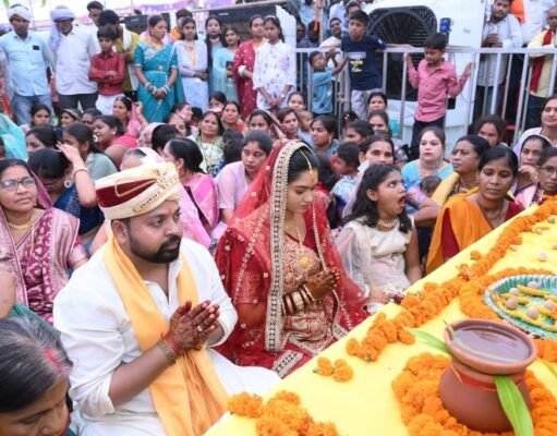 बैलगाड़ी पर निकली विधायक की बारात, सामूहिक विवाह में लिए सात फेरे, डिप्टी सीएम साव बने सारथी