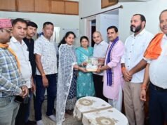 आधी रात तक घर-घर पहुंचे केंद्रीय मंत्री तोखन साहू, 35 परिवारों से संवाद कर गिनाईं 12 वर्षों की उपलब्धियां