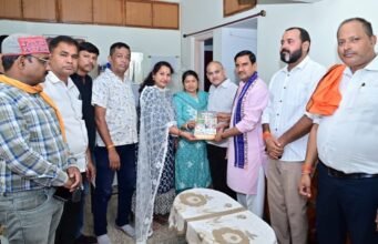 आधी रात तक घर-घर पहुंचे केंद्रीय मंत्री तोखन साहू, 35 परिवारों से संवाद कर गिनाईं 12 वर्षों की उपलब्धियां