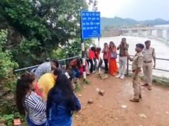 उफनते खूंटाघाट बांध का गेट फांद, जान जोखिम में डालकर सेल्फी, पुलिस ने लगवाई उठक-बैठक