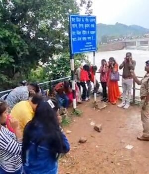 उफनते खूंटाघाट बांध का गेट फांद, जान जोखिम में डालकर सेल्फी, पुलिस ने लगवाई उठक-बैठक