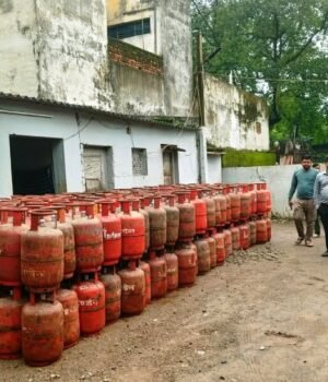 बालाजी गैस एजेंसी में फूड, रेवन्यू विभाग और IOCL का छापा, प्रशासन ने 939 घरेलू सिलेंडर जब्त किए