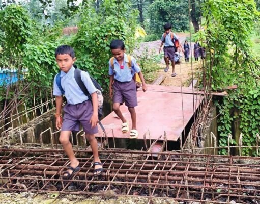 20 फीट नीचे उफनती पैरी, ऊपर अधूरा पुल… बच्चों की जिंदगी पर रोज दांव पर