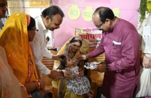 आंगन मिलन उत्सव में बच्चों के बीच पहुंचे अरुण साव, फर्श पर बैठकर खेला साथ में