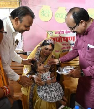 आंगन मिलन उत्सव में बच्चों के बीच पहुंचे अरुण साव, फर्श पर बैठकर खेला साथ में